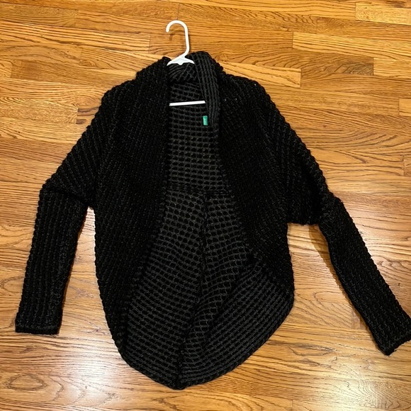 Cárdigan/shrug in XS from Benetton. 70% acrylic 30% wool